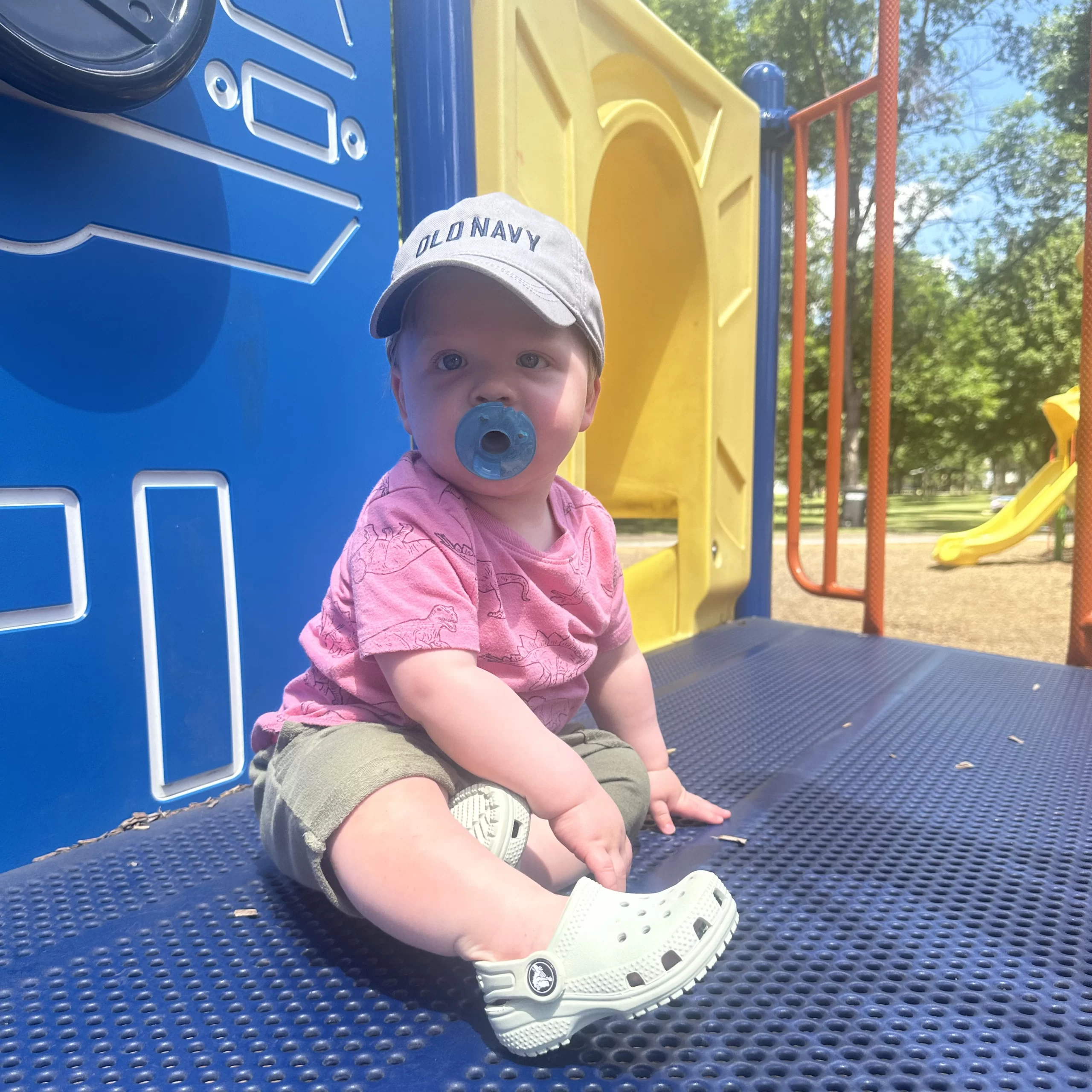 grand-forks-mom-baby Baby at a Grand Forks park wearing a pink top.